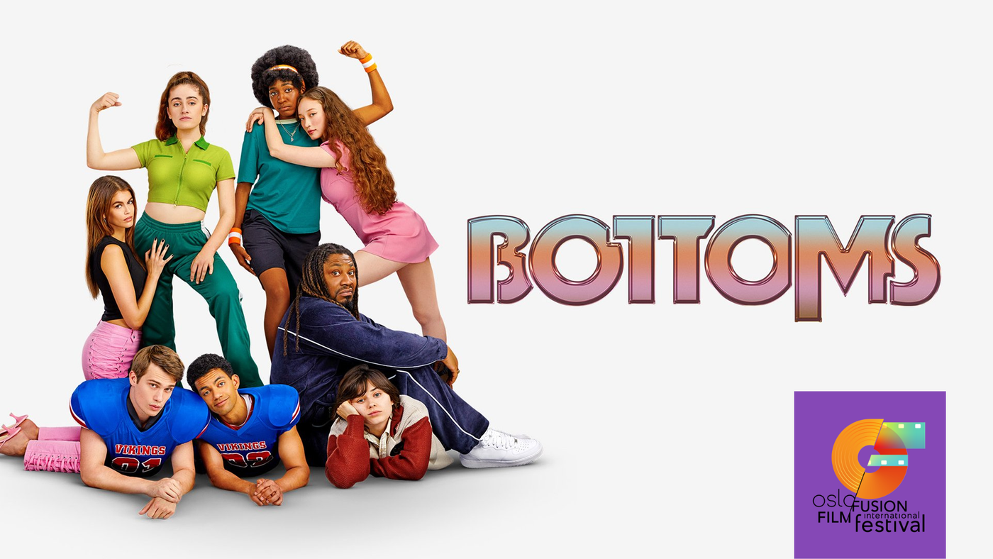 Bildet viser en filmplakat med ordet "BOTTOMS" med store bokstaver. Ved siden av poserer 8 personer. Foran liggende på magen er to unge gutter med blå fotballdrakt. Ved siden av, liggende også på magen, en person i rød og hvit jakke. Over sitter treneren med blå drakt. På venstre side står en jente på knærne og lener seg mot en stående person. Hun har rosa bukse og svart singlet. Ved siden av står en jente og viser arm-muskler med den ene armen, og har på seg lys grønn t-skjorte og mørk grønn bukse. Ved siden av henne står to jenter som også poserer med arm-musklene mens hun andre holder rundt henne kled i rosa kjole. 