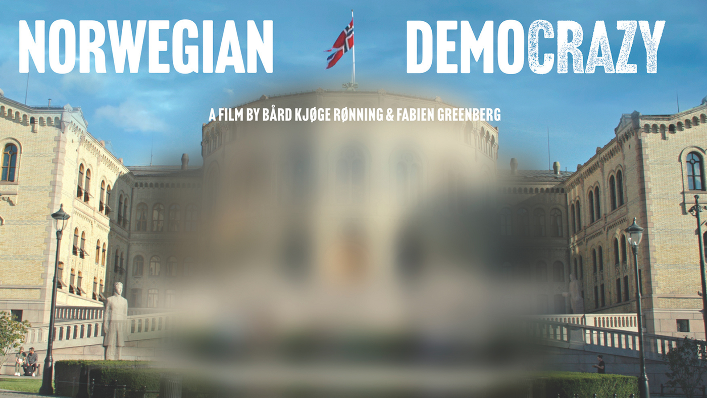 Bildet er en plakat for filmen "Norwegian Democrazy" laget av Bård Kjøge Rønning og Fabien Greenberg, med Stortinget, Norges nasjonalforsamling, blurret ut, som bakgrunn. 