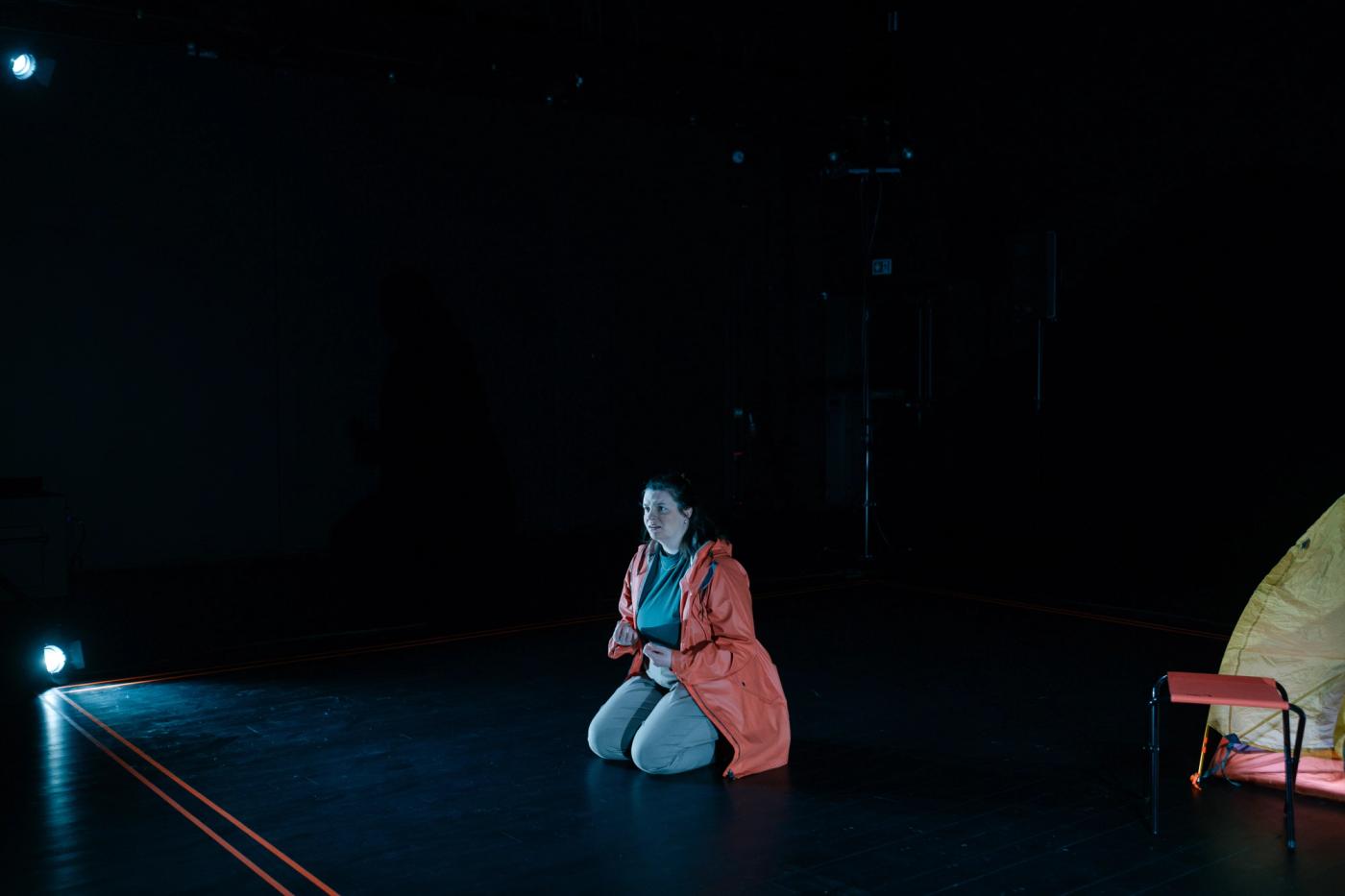 En jente sitter på kne midt på scenen. Foto: Johannes Sunde