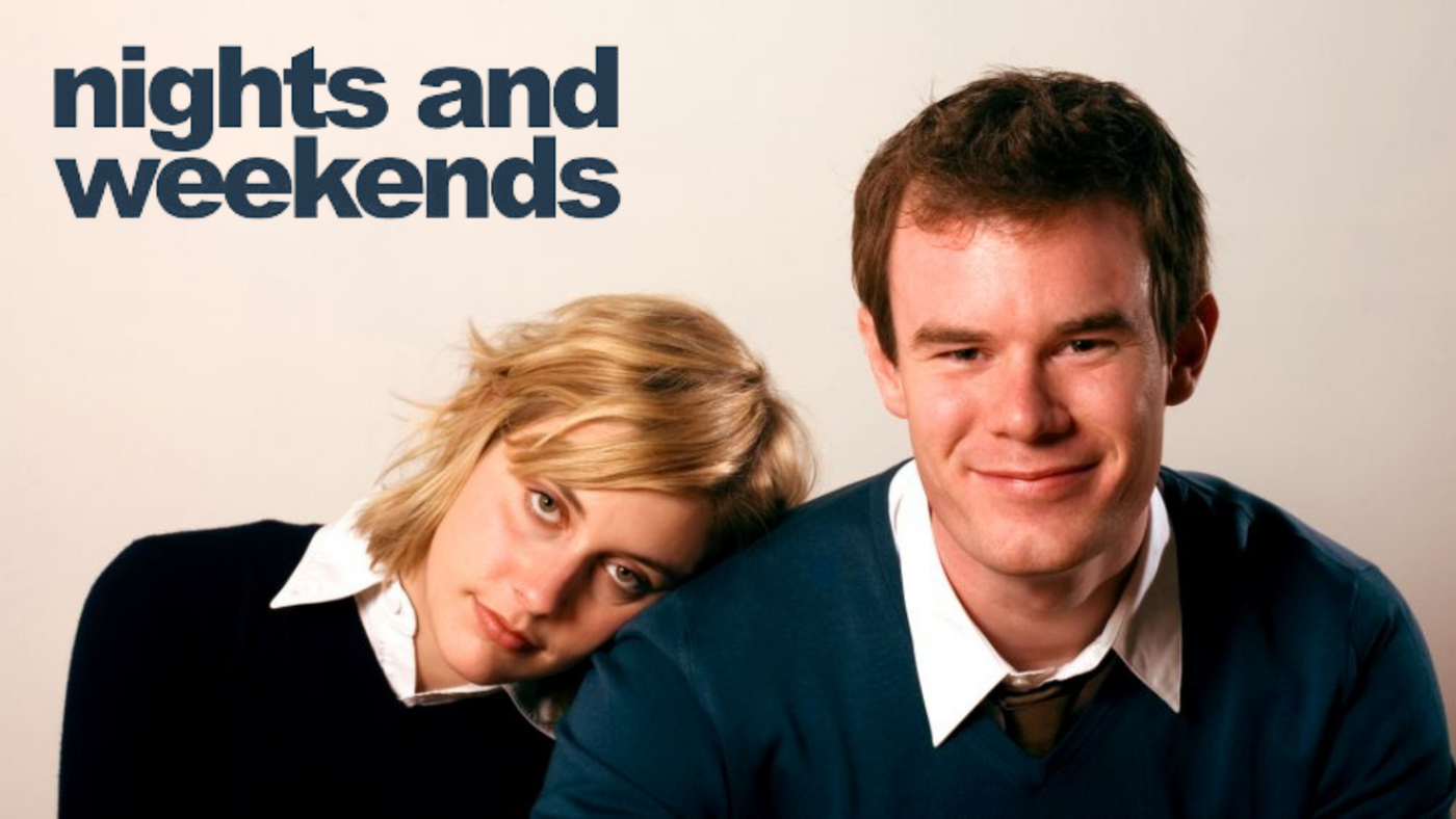 Nights and weekends. Bildet viser En mann og en kvinne, hun lener seg på skulderen hans.