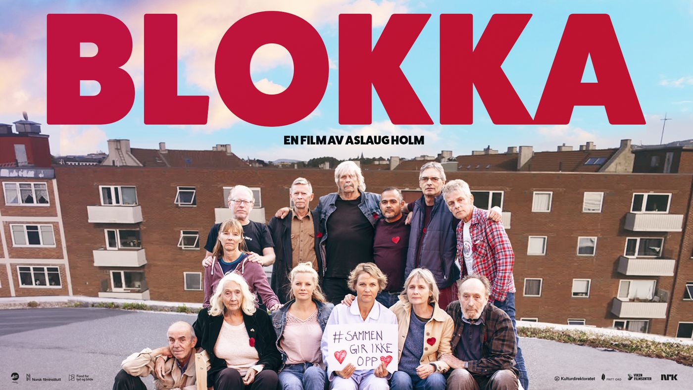 Blokka-filmplakat. En gruppe mennesker samlet utenfor en blokk