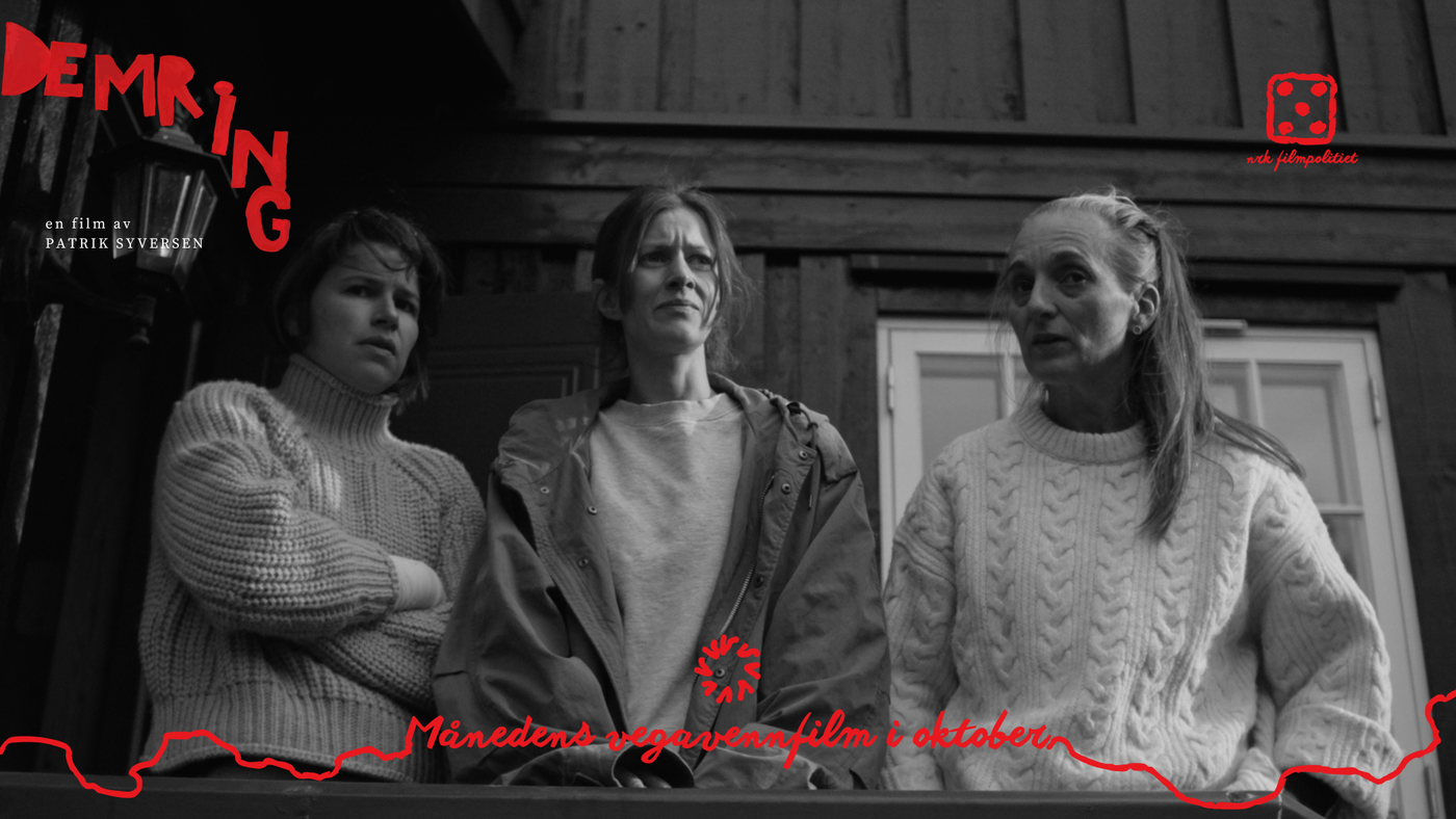 tre kvinner ser bekymret ut. Står utenfor en hytte. Plakat for demring av Patrik Syversen. Bildet er merket med Månedens Vegavennfilm i oktober