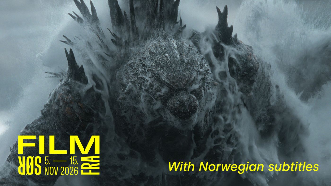 Et stort monster med taggete rygg som reiser seg fra havet, omgitt av vannsprut.