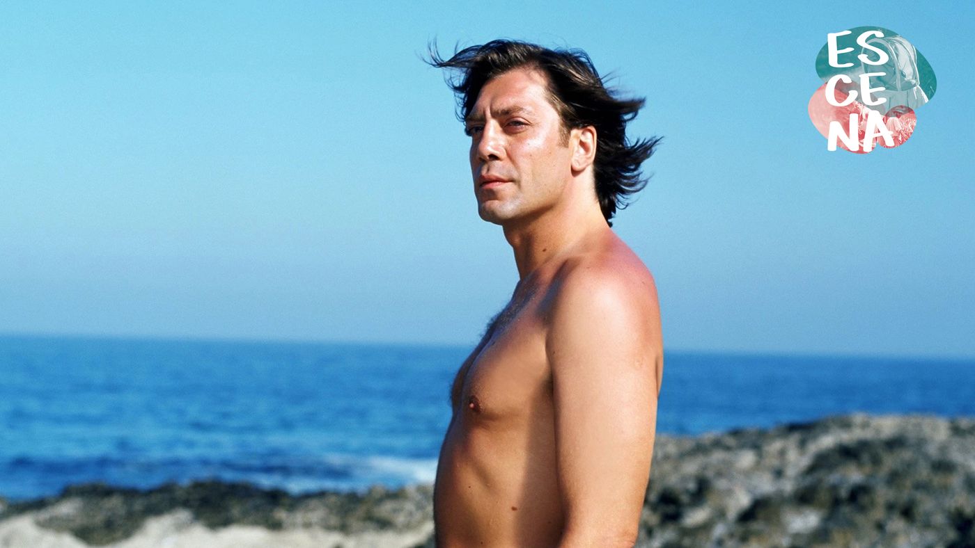 Javier Bardem står i bar overkropp foran havet