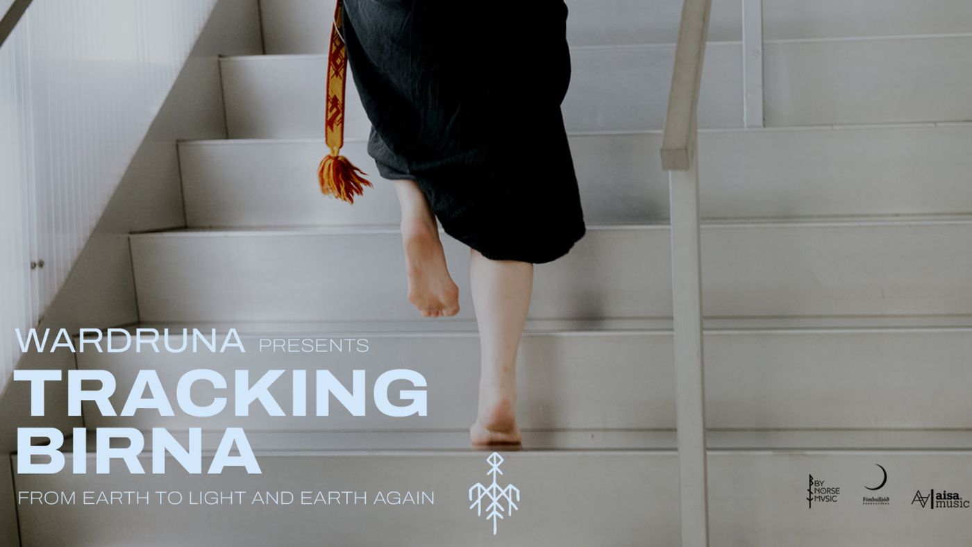 Kvinne I sort går opp hvit trapp. Plakat for en dokumentar om Wardruna