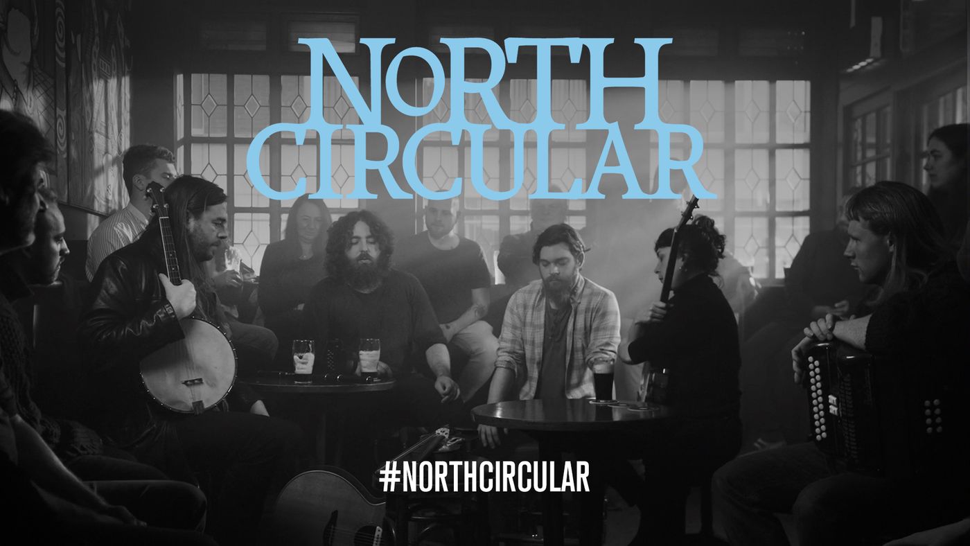 Filmplakat for filmen North Circular som viser pubmusikere sittende ved cafébord.