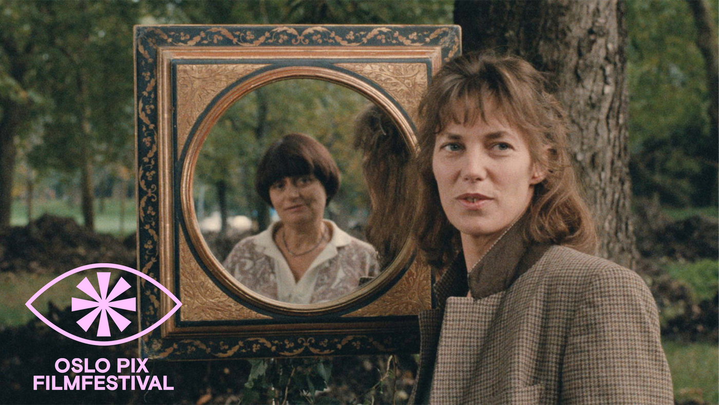 En kvinne, Jane Birkin, ses i halvfigur. Hun står utendørs, ved et tre. Ved siden av henne er det et speil, og i speilbildet ser vi en annen kvinne, Agnès Varda. Oslo Pix-logo på bildet.