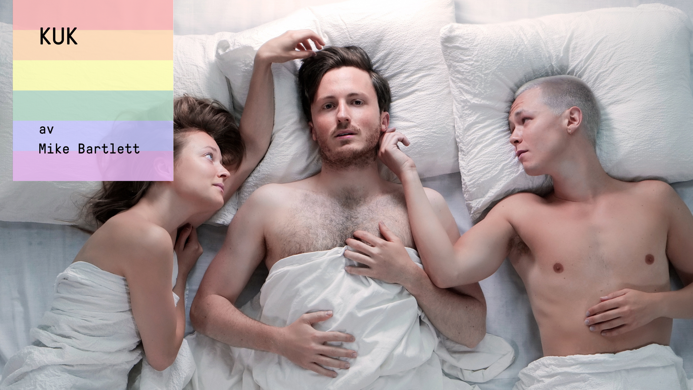 En kvinne og to menn ligger under dyna i en seng