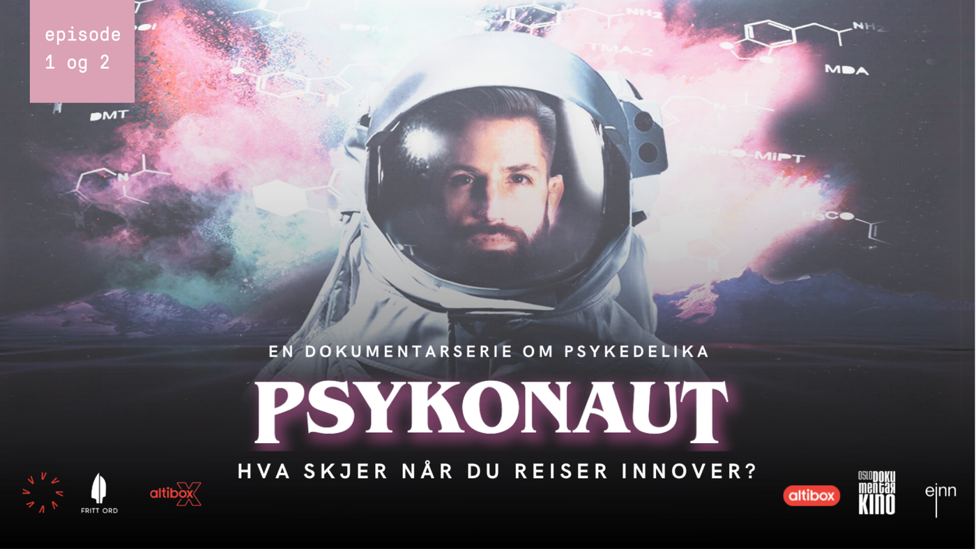 En mann i astronautdrakt med kjemiske fomler på himmelen bak