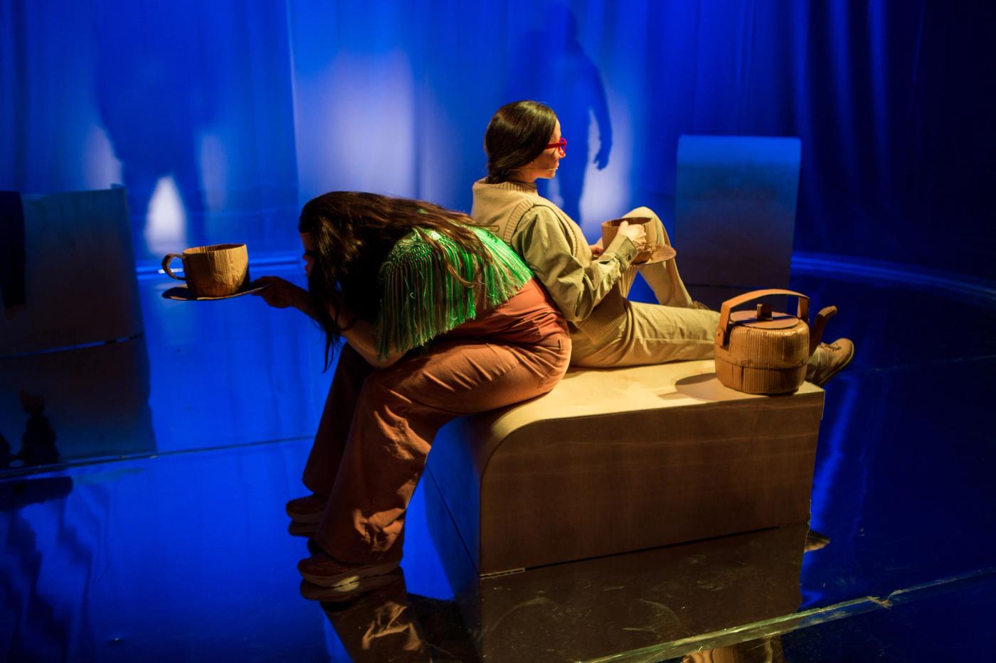 To jenter sitter på en kasse. Forestillingsfoto fra Drevet