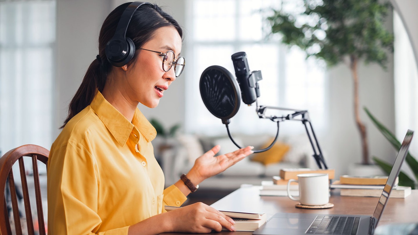 Illustration of various microphones arranged with a laptop for course recording setup