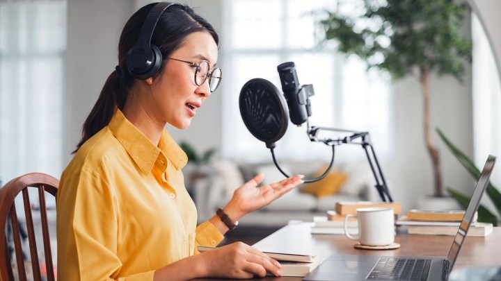 Illustration of various microphones arranged with a laptop for course recording setup