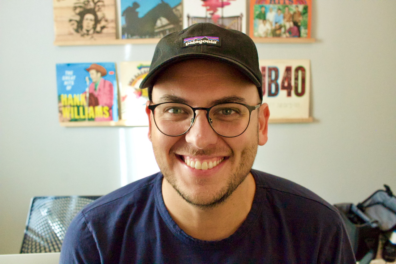 Portrait illustration of creator Robert Williams beside a paid newsletter and subscriber icons