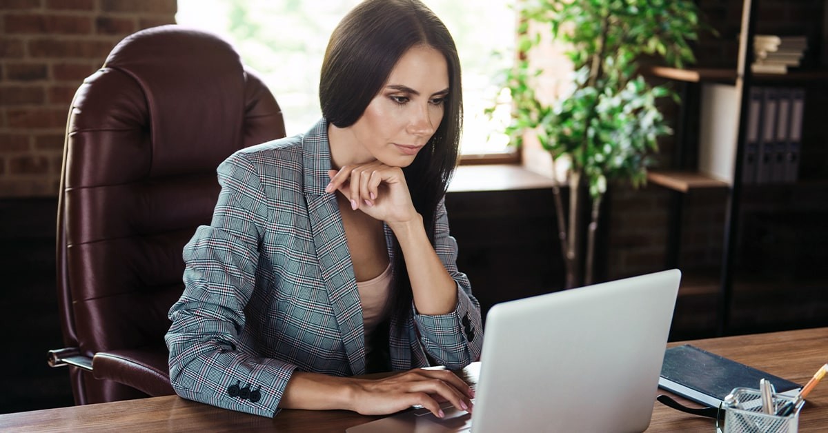 Illustration comparing WordPress course plugins on a website with pros and cons checklist