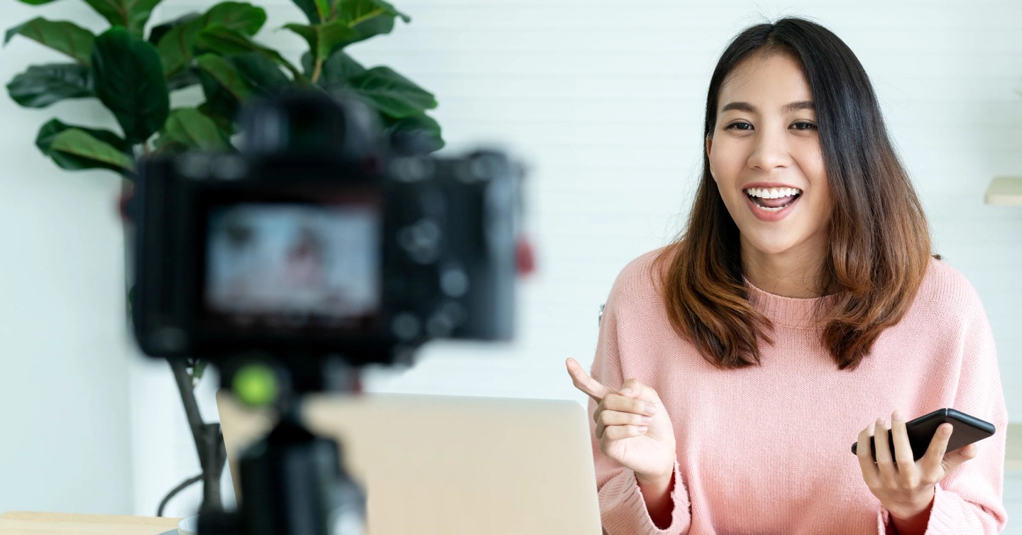 Illustration of a YouTube channel screen promoting an online course to subscribers