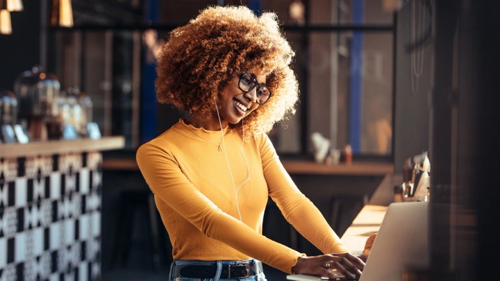 Illustration of a blogger converting readers into customers through email marketing newsletters
