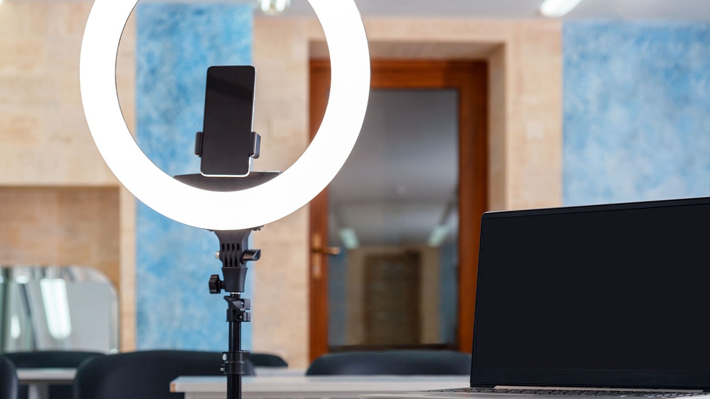 Illustration of a lighting setup with softboxes and ring light around an online course filmer