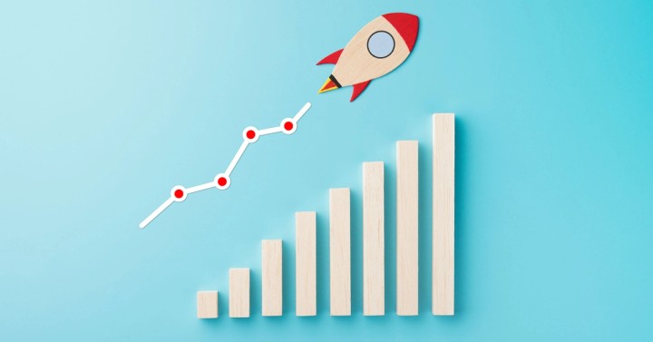 Portrait of online course creator John D. Saunders with success metrics and dollar icons