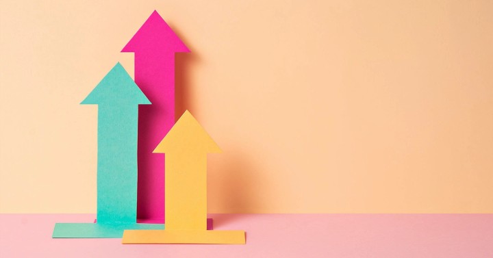 Illustration of an online course pre-launch with growing email list and countdown timer