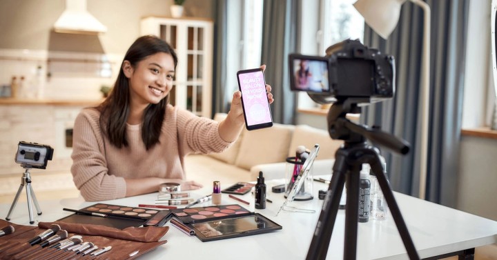 Illustration of a makeup artist selling digital tutorials and beauty guides online