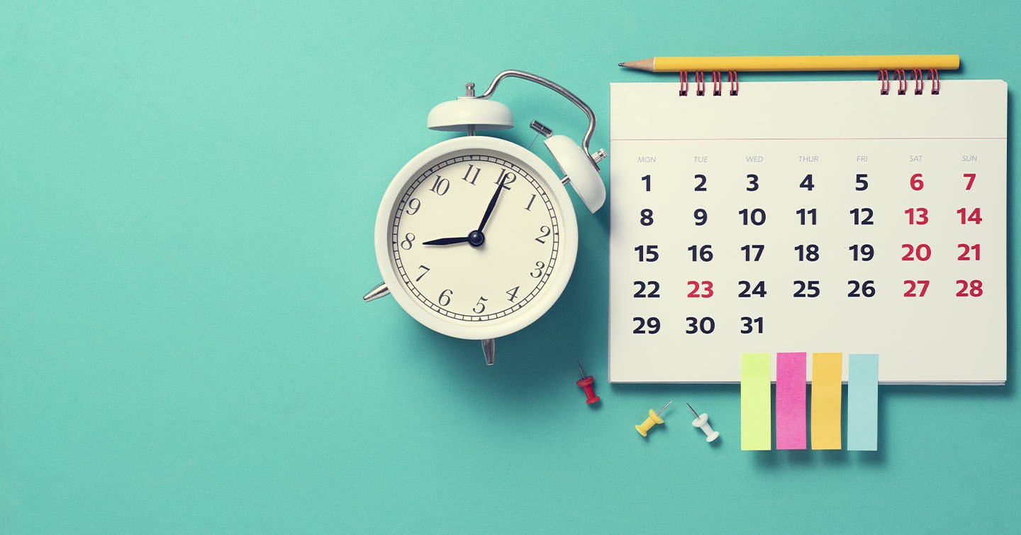 Illustration of an online course timeline with calendar pages, hourglass, and production milestones