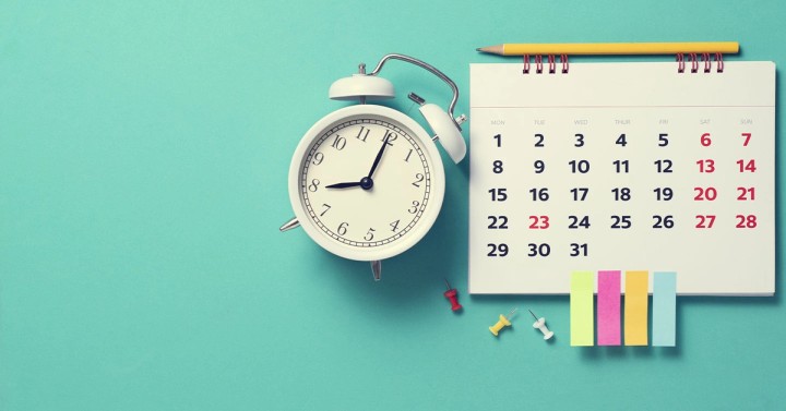 Illustration of an online course timeline with calendar pages, hourglass, and production milestones