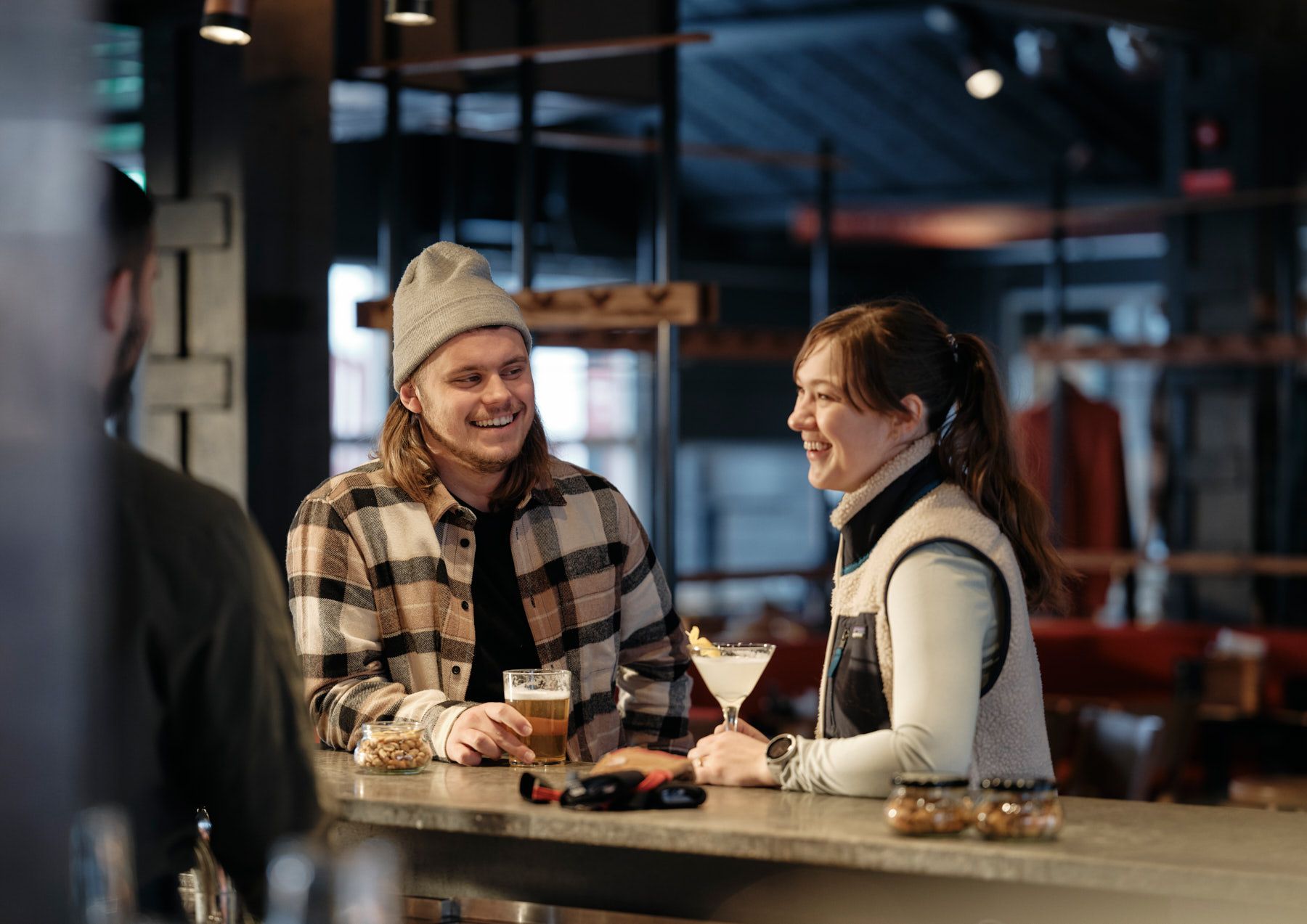En man och en kvinna som står vid en bar.