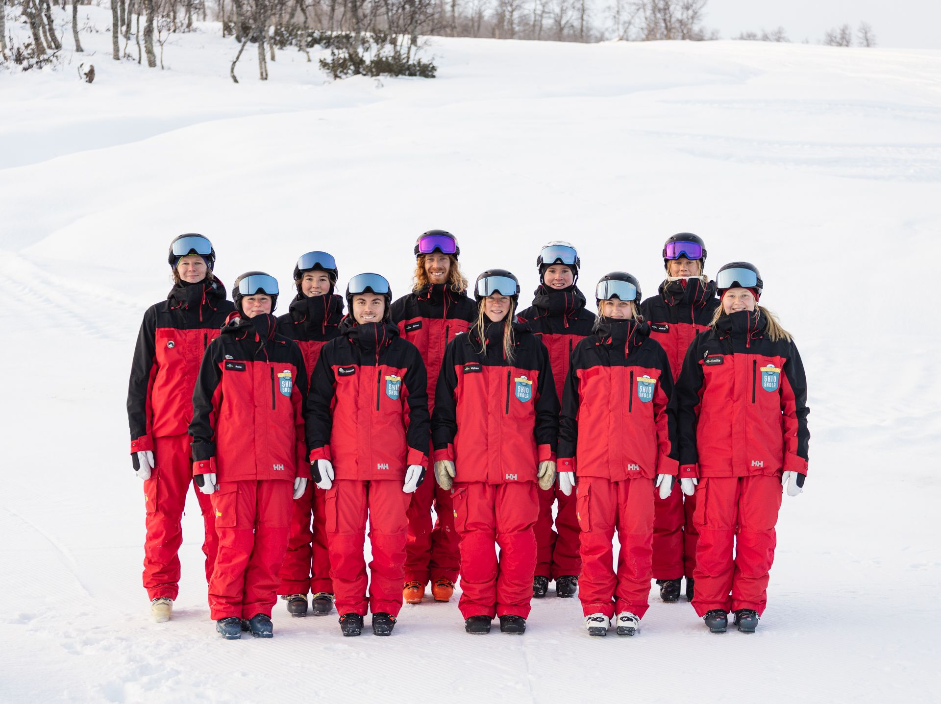 En grupp skidlärare som står i snön.