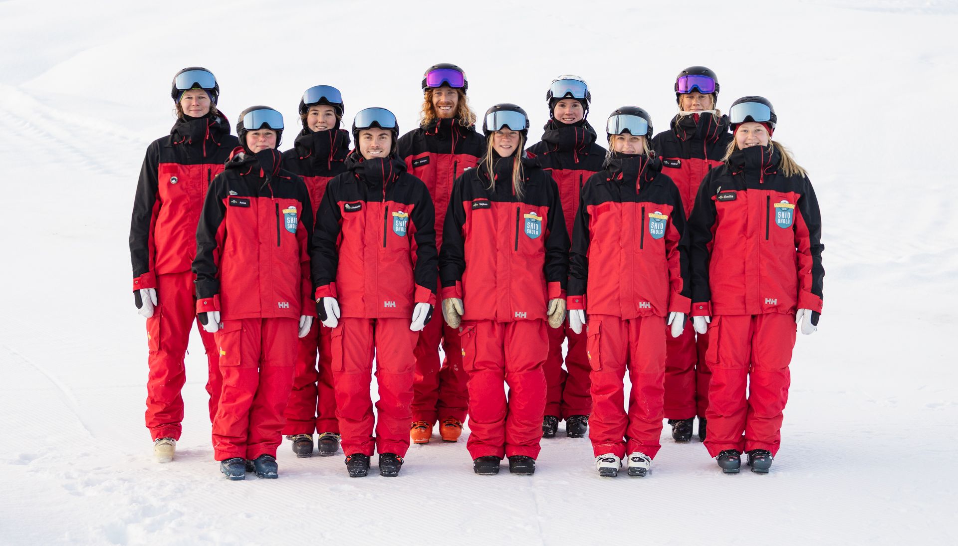 En grupp skidlärare som står i snön.