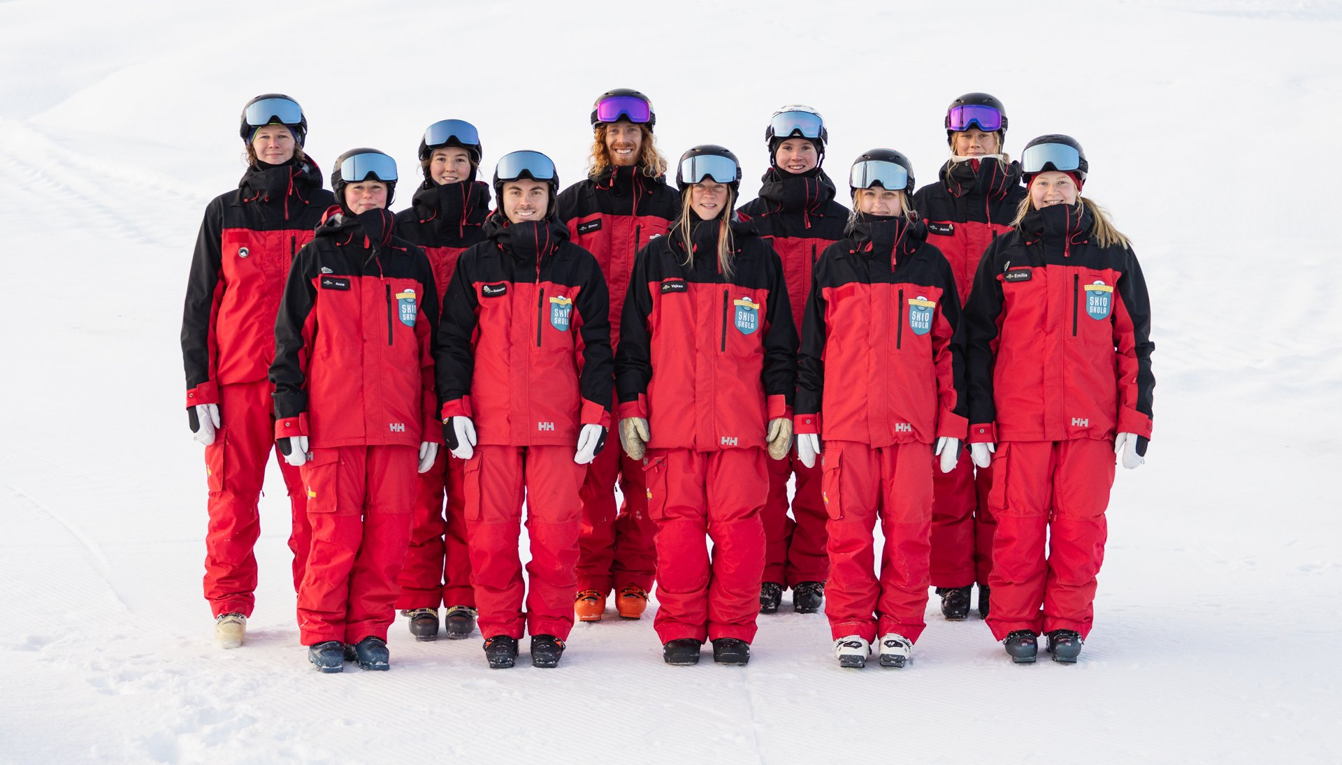 En grupp skidlärare som står i snön.