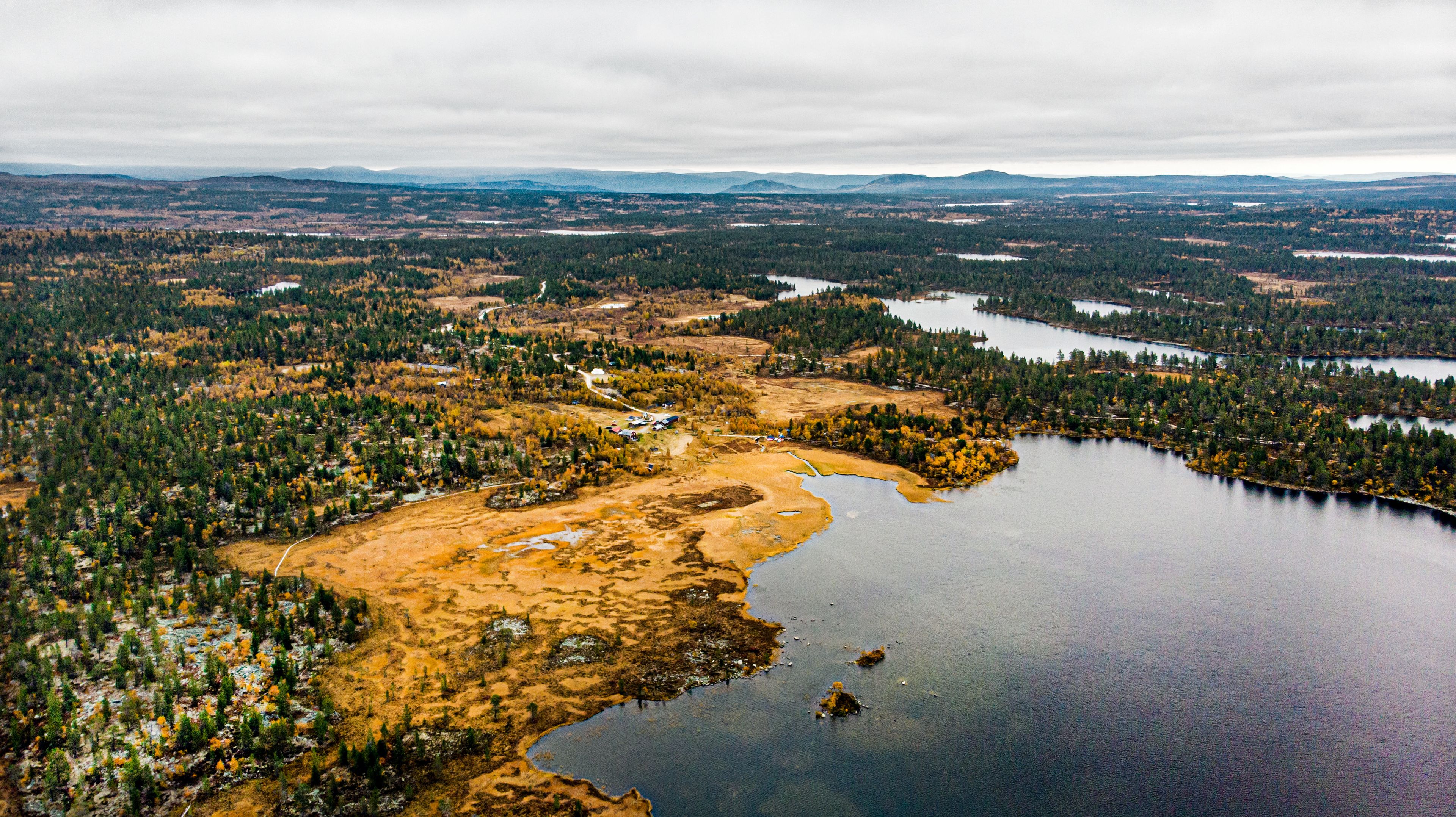 En flygbild av en Rogens naturreservat omgivet av fjäll och träd.