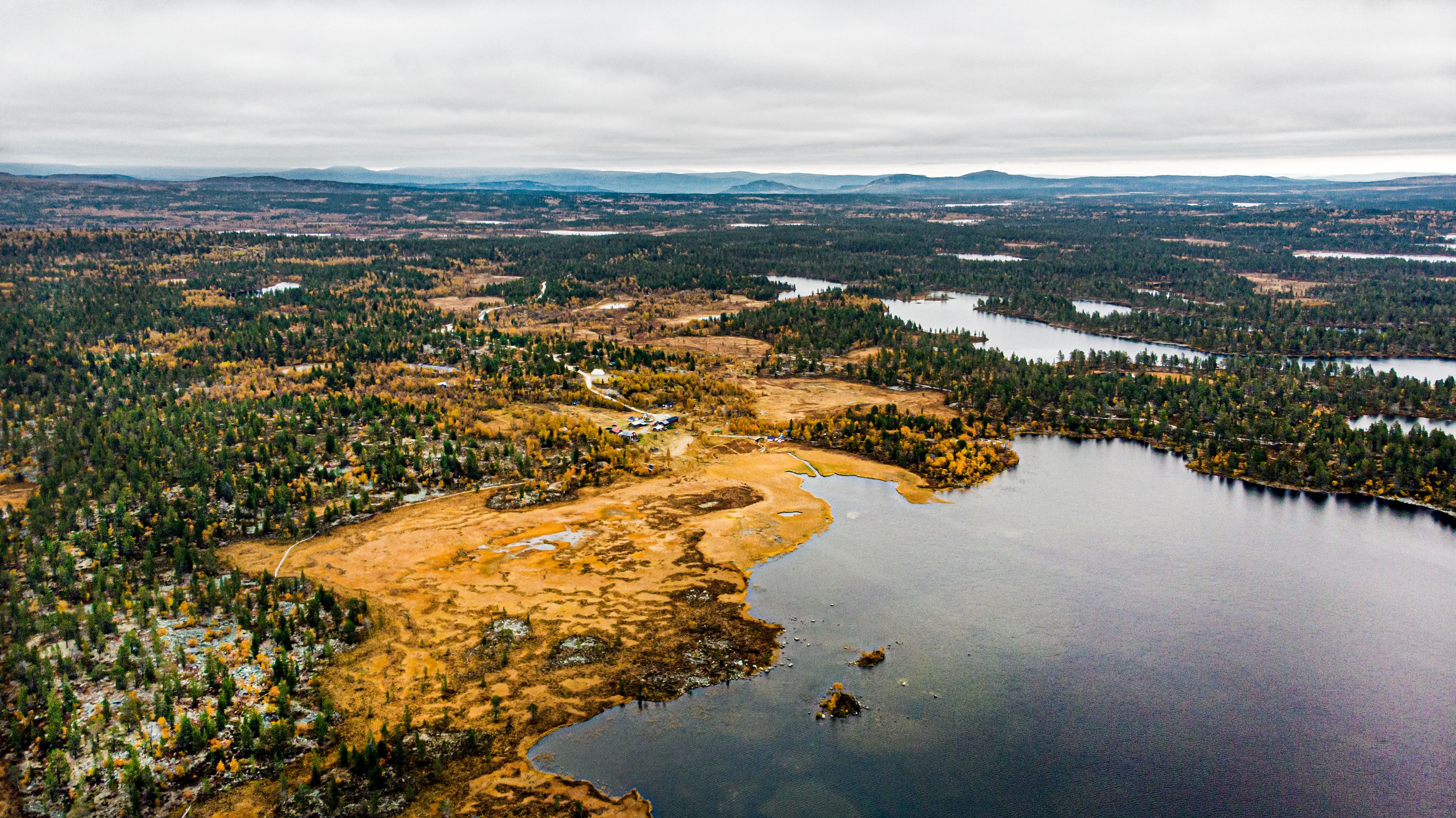 En flygbild av en Rogens naturreservat omgivet av fjäll och träd.