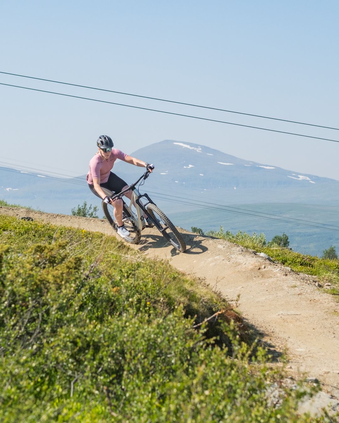 En kvinna på cykel som cyklar i en cykelpark