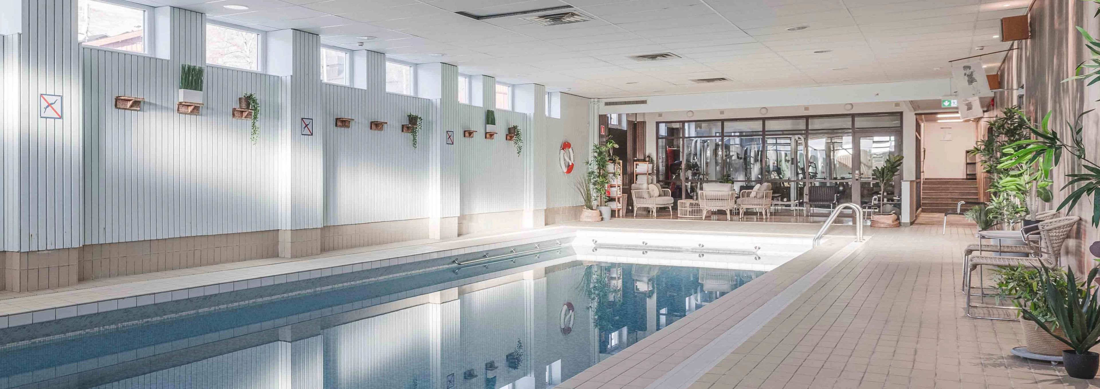 En stor inomhuspool i en byggnad.