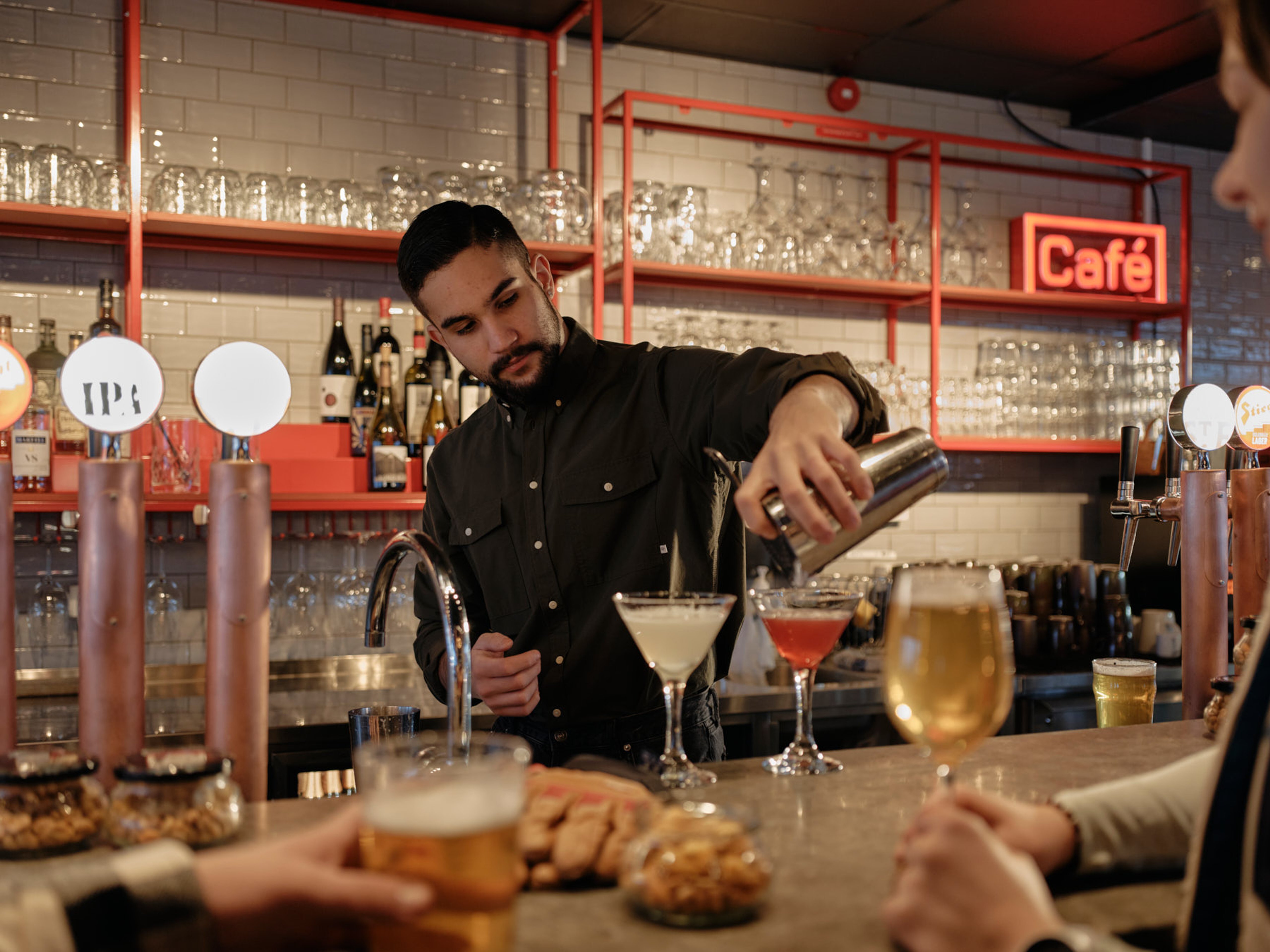 A man pouring a drink at Grytans bar.