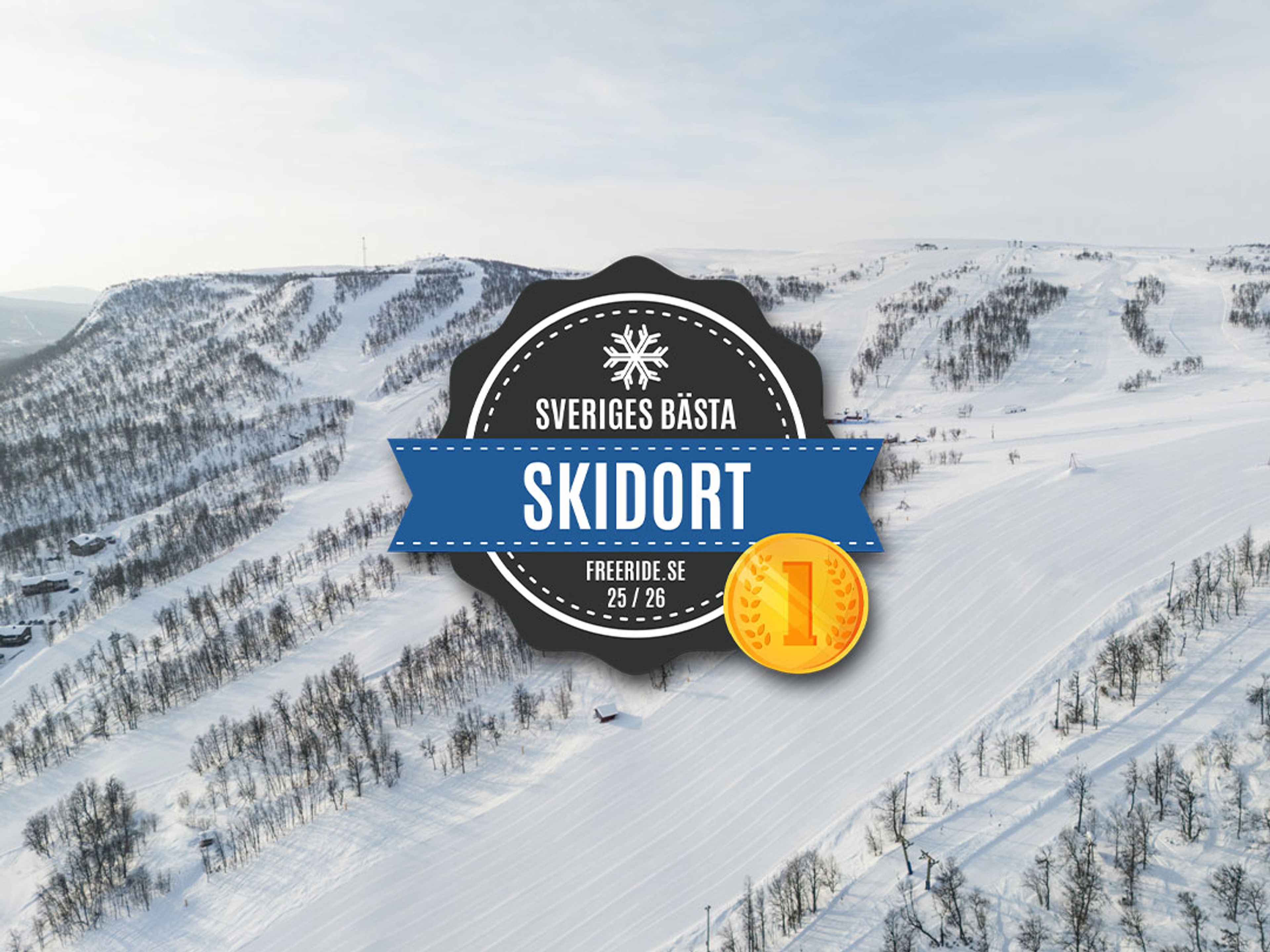 En flygbild av skidorten Ramundberget med utmärkelsen Sveriges bästa skidort säsongen 25/26.