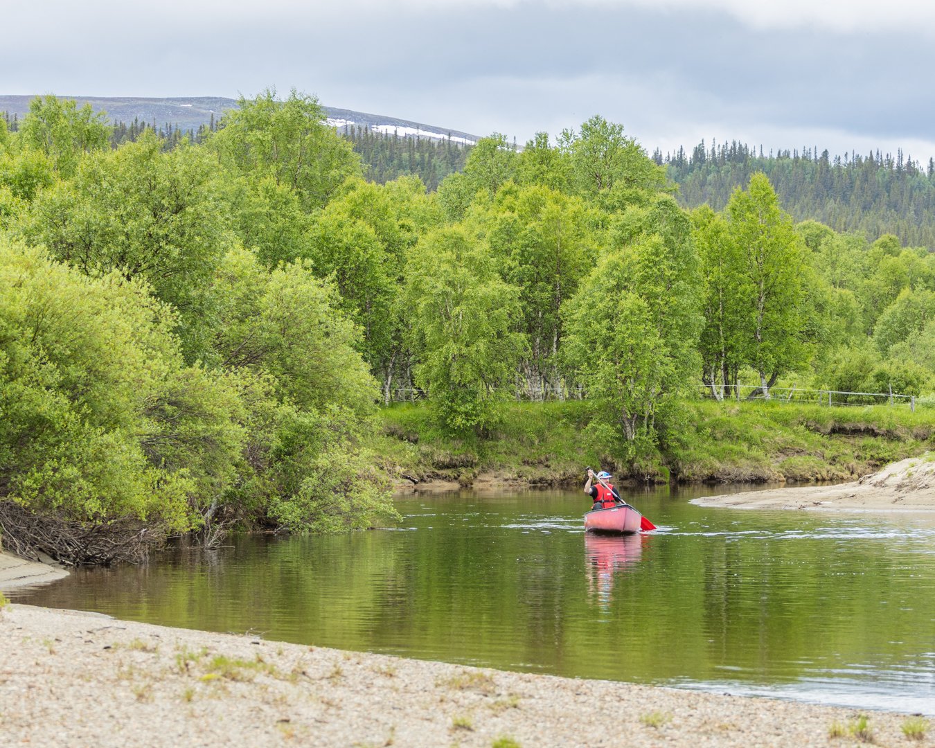 En person i en kanot på en flod.