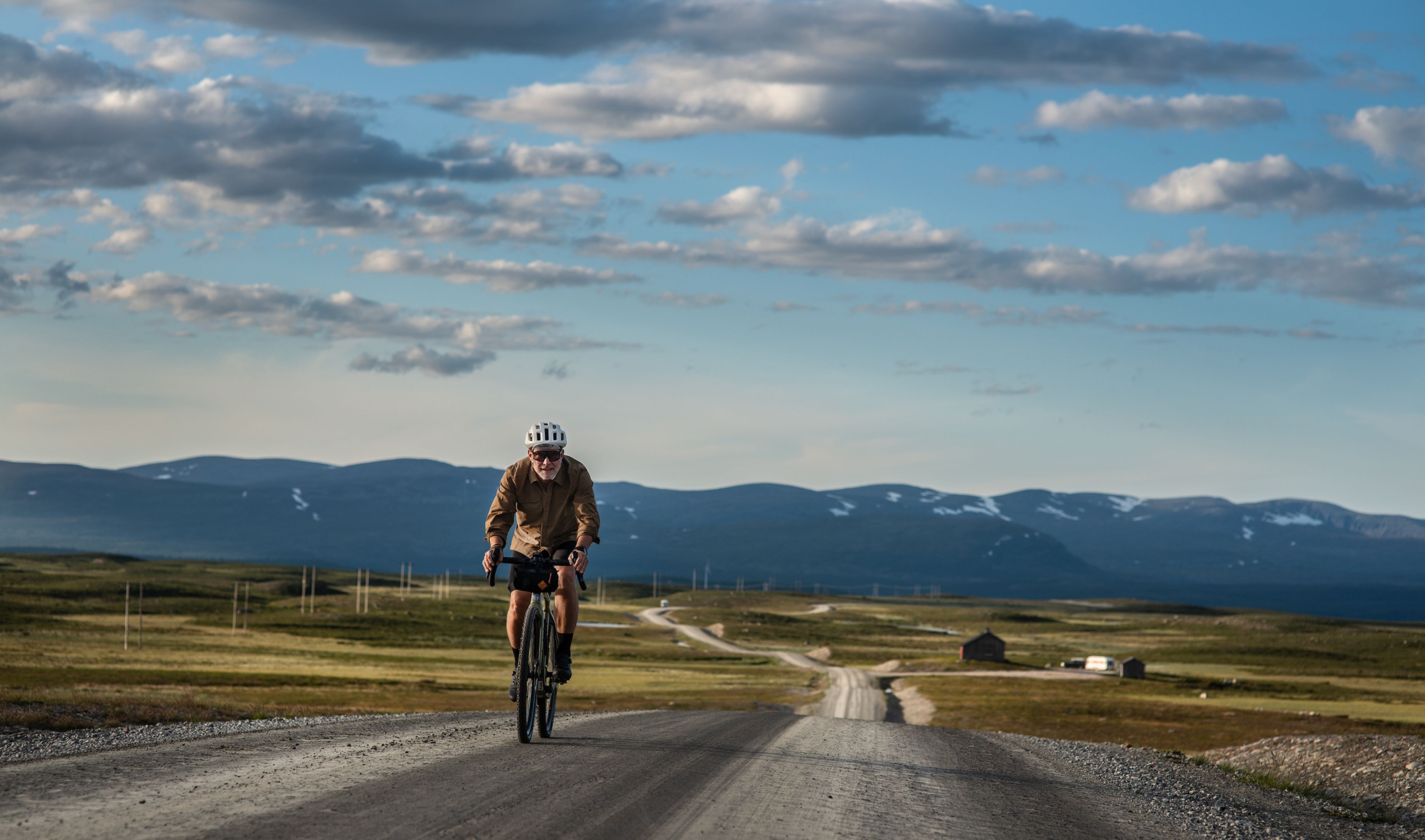 En man som cyklar gravel på Flatruet