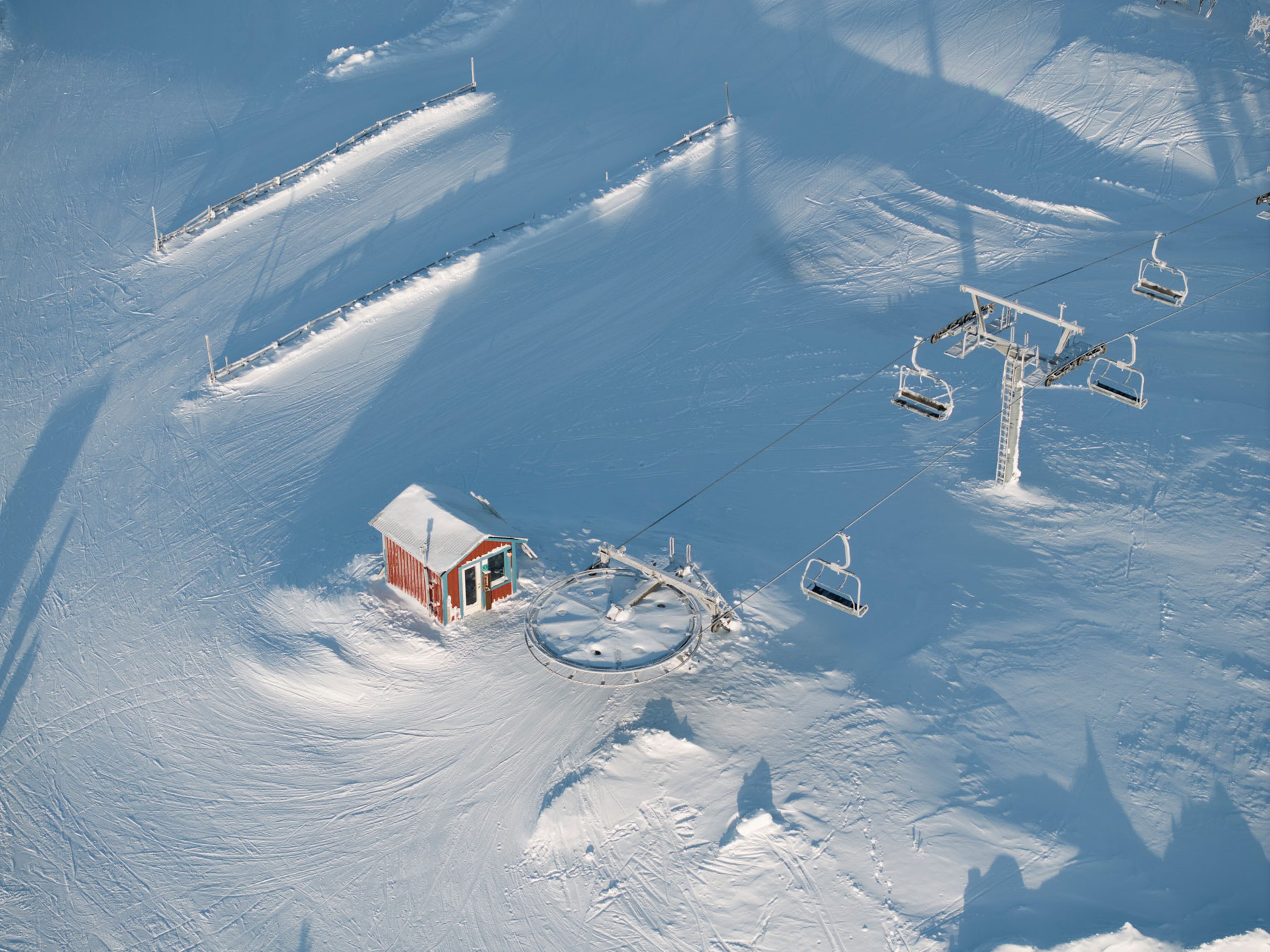 En flygbild av en skidlift i snön.
