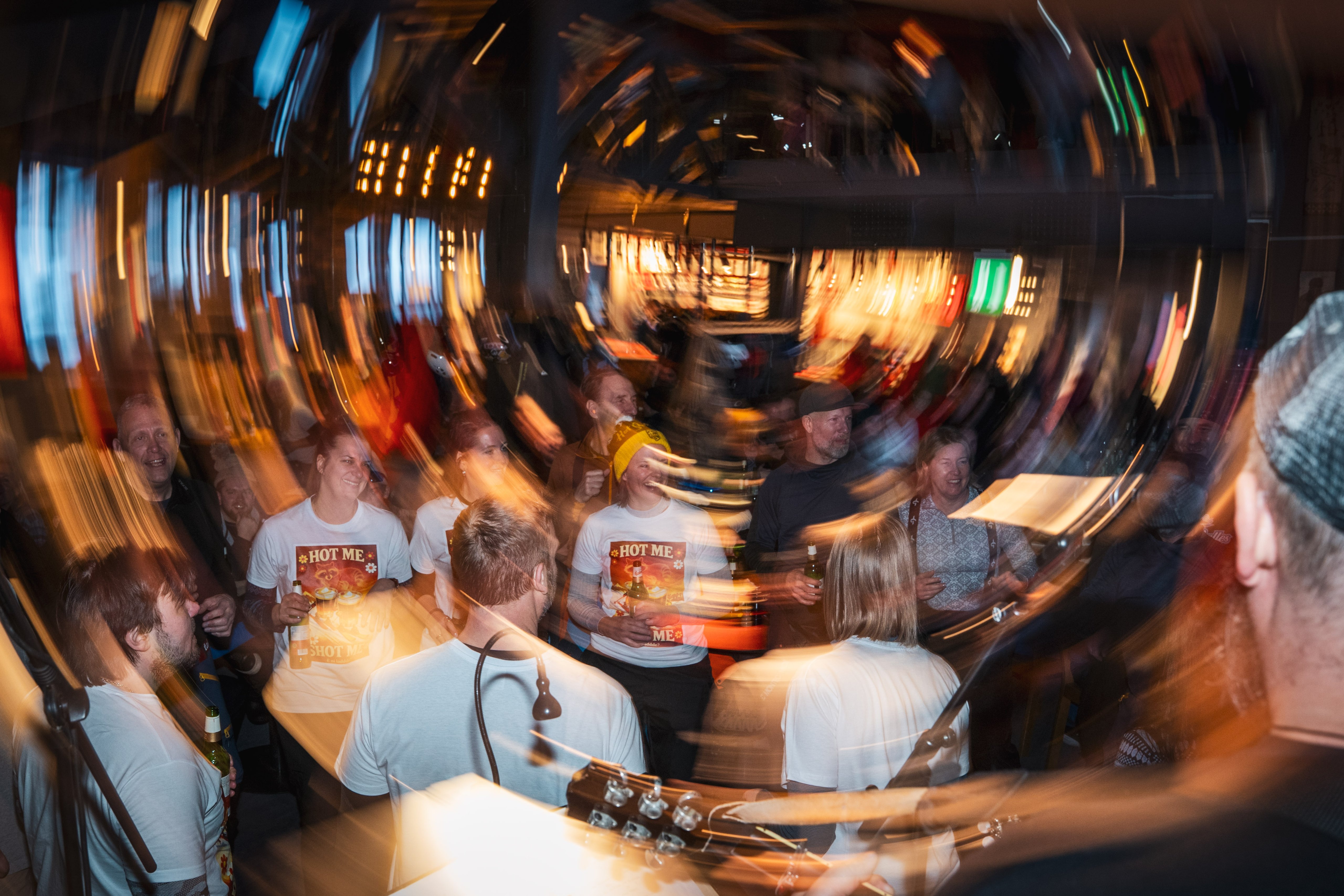 Ett suddigt foto av en grupp människor som dansar.