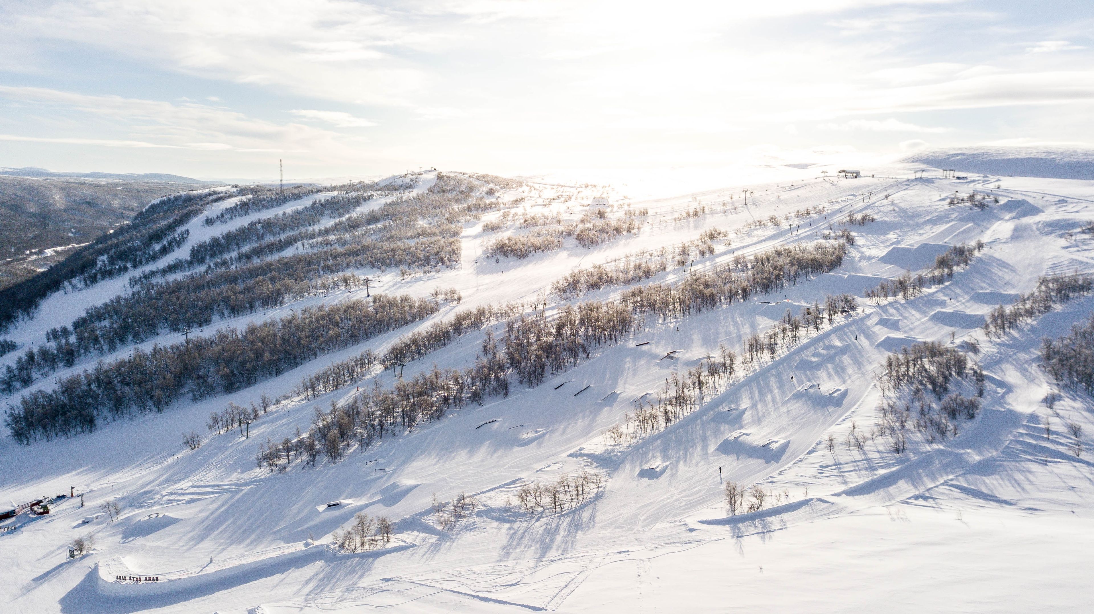 En flygbild över en snowpark i en skidbacke.
