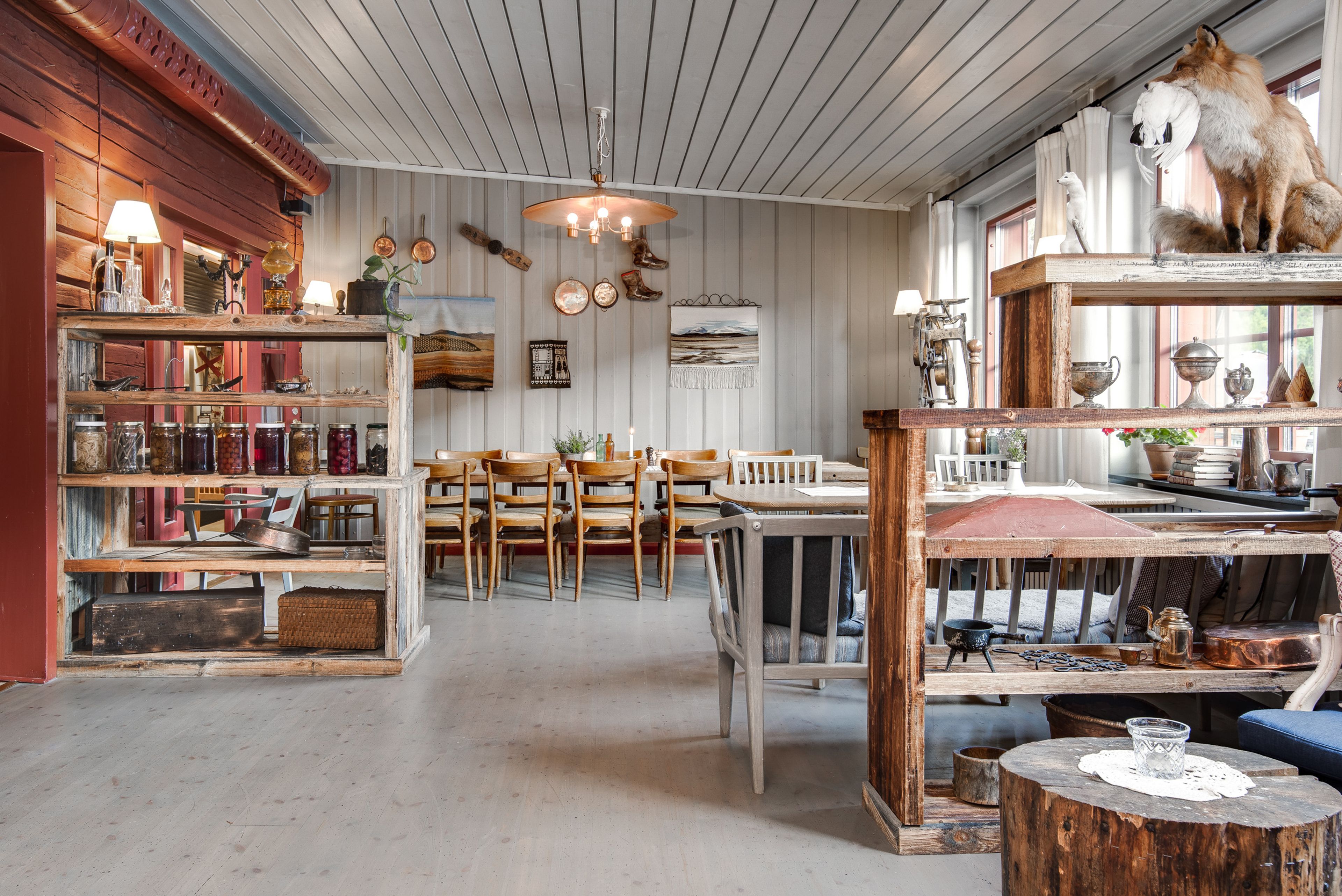 Ett rum i restaurangen fyllt med äldre trämöbler och dekorationer.