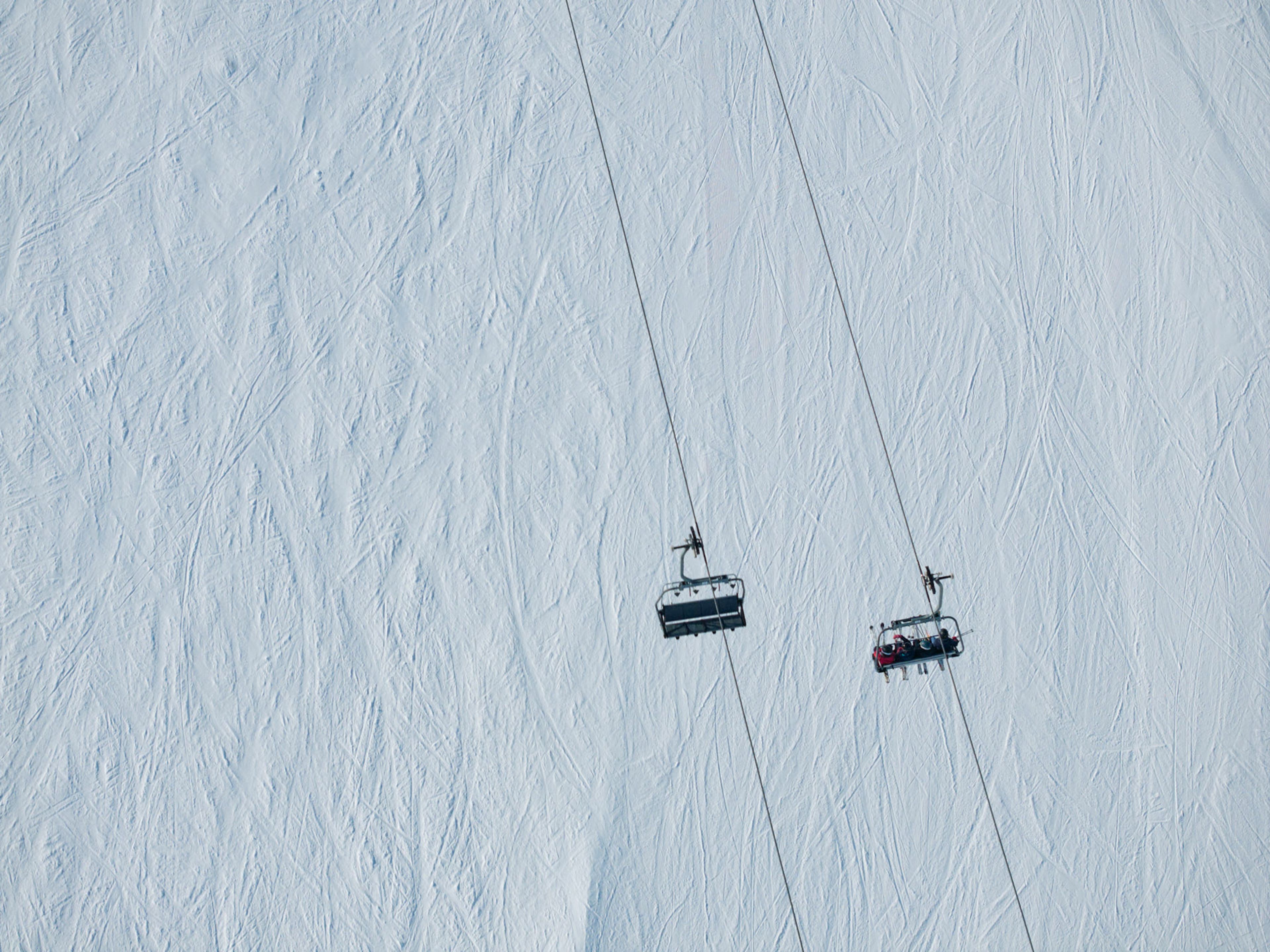 En skidlift som går uppför en snötäckt bergssluttning.