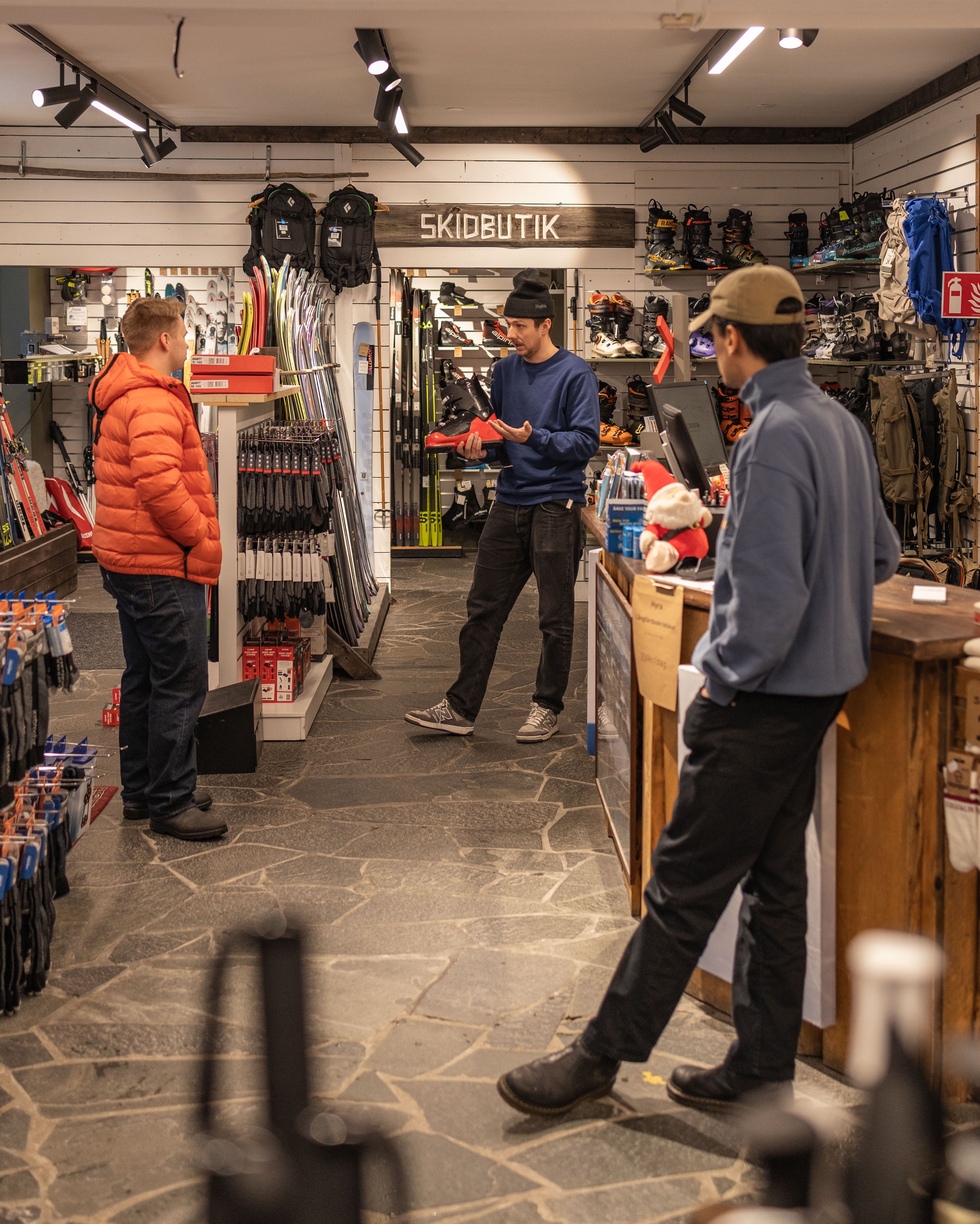 En grupp människor som står i en sport butik.