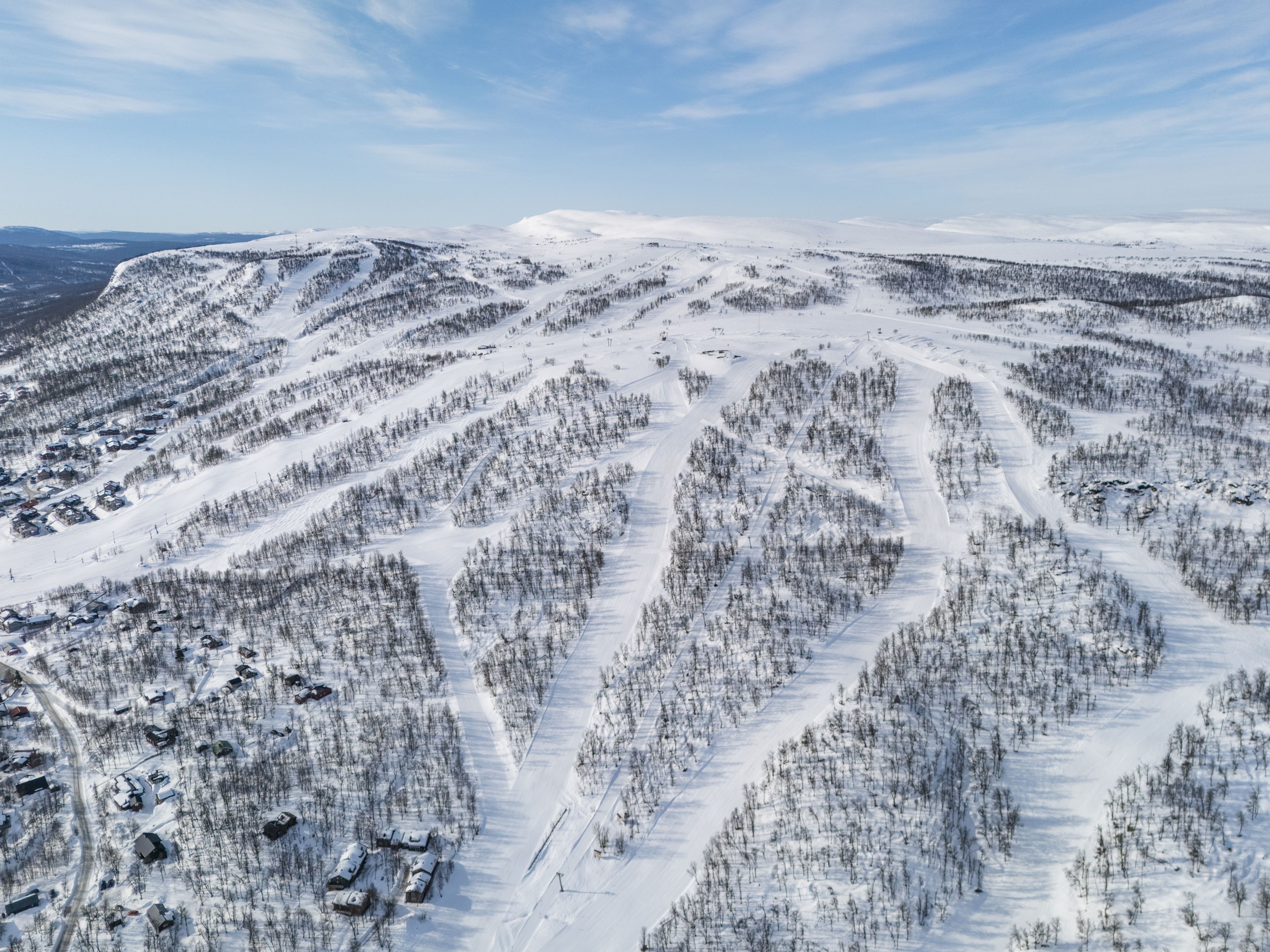 En flygbild över en skidort i snön.
