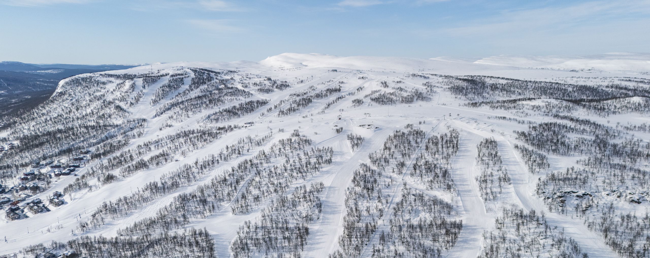 En flygbild över en skidort i snön.