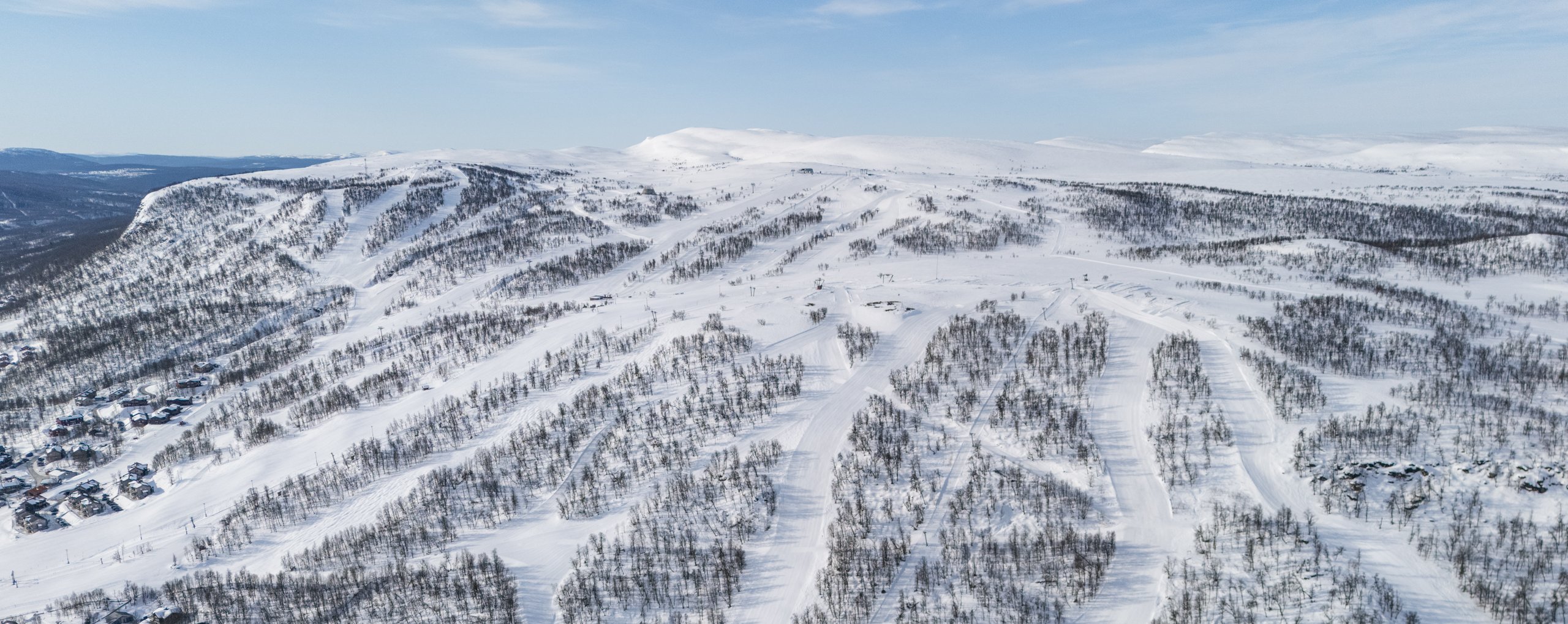 En flygbild över en skidort i snön.