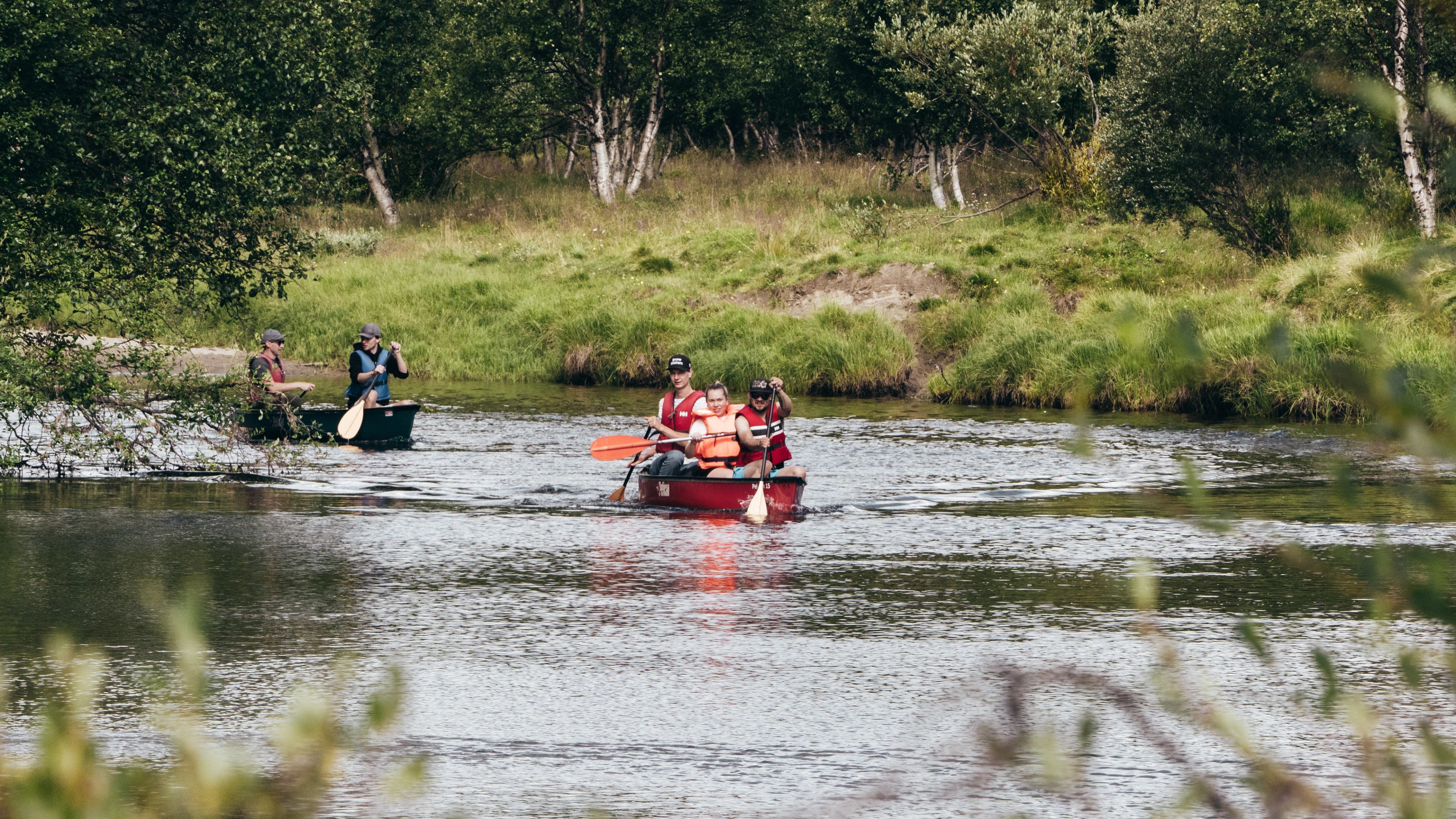 En grupp människor som paddlar på Ljusnan