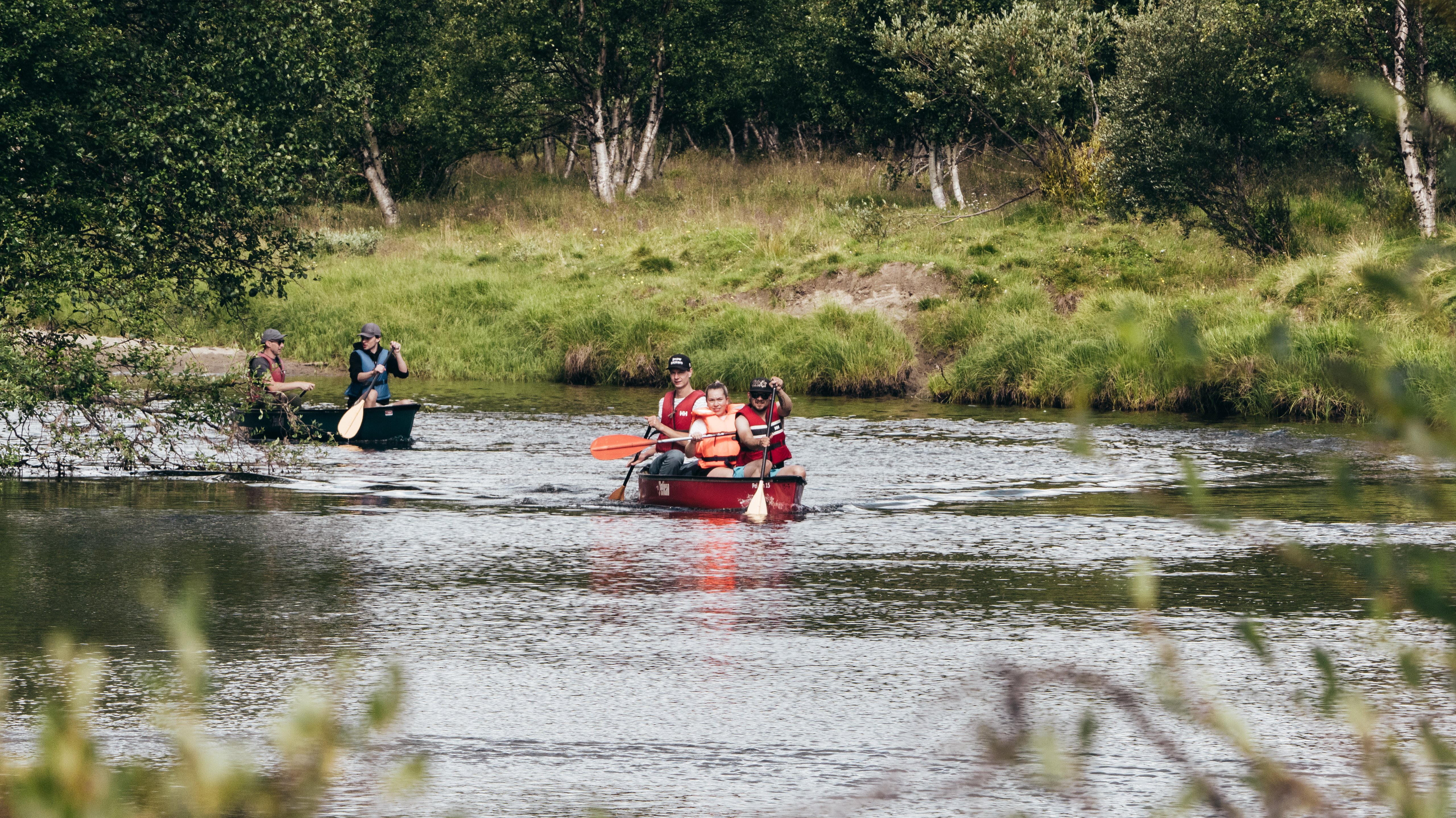 En grupp människor som paddlar på Ljusnan