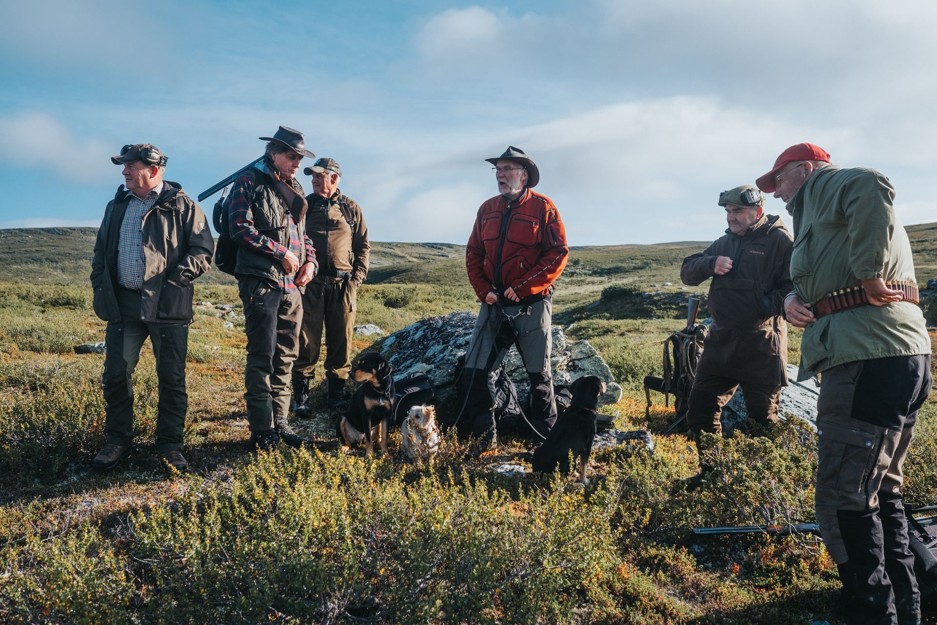 En grupp jägare som står bredvid varandra på ett fjäll.